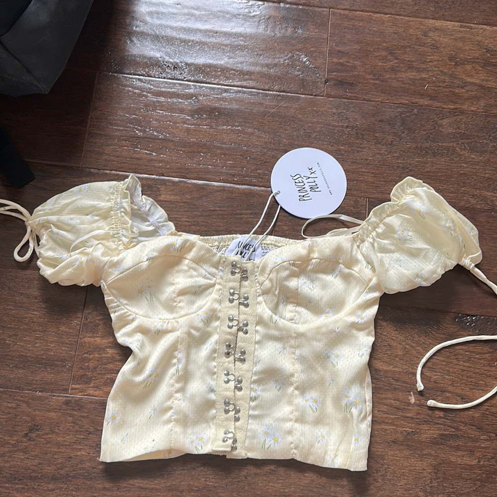 princess polly crop, brand new with tags !!
